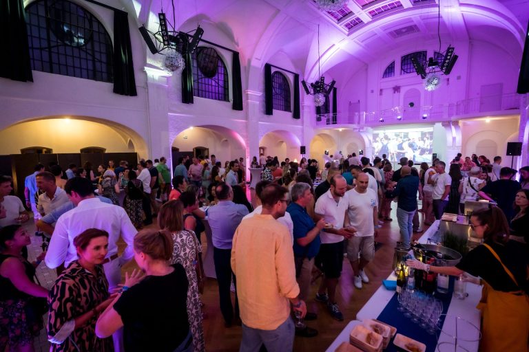 Collaborateurs d’Elanco autour du bar pendant la soirée de gala de leur séminaire, au musée Unterlinden à Colmar