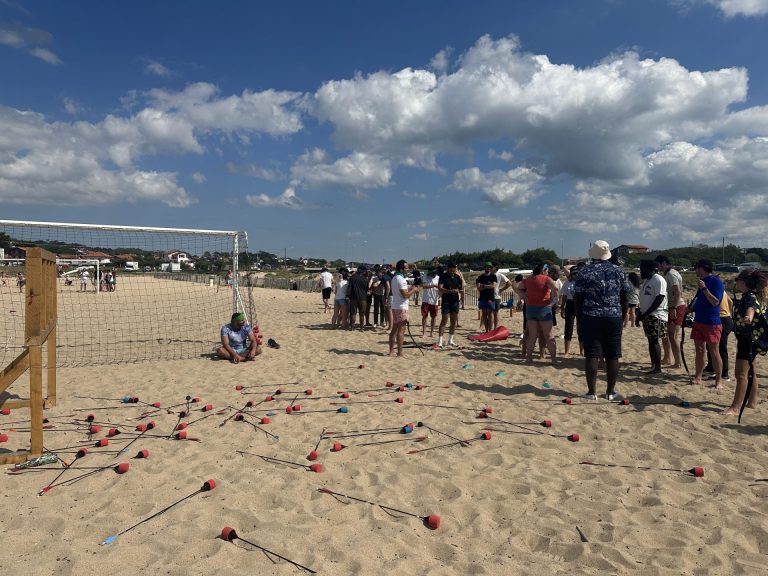 Collaborateurs de MYM réunis sur la plage de Biarritz pour des jeux d’équipe inspirés de Koh Lanta
