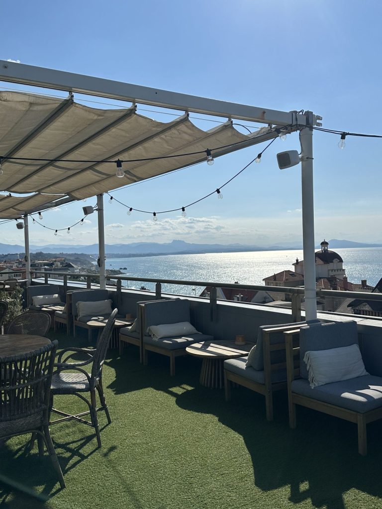Terrasse aménagée face à l’océan pendant le séminaire annuel de MYM, à Biarritz