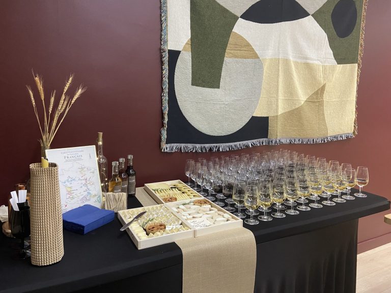 Verres à vin alignés, bouteilles et plateaux de fromages dressés pour l’atelier de dégustation de Norman K, au Morning Général Foy, à Paris