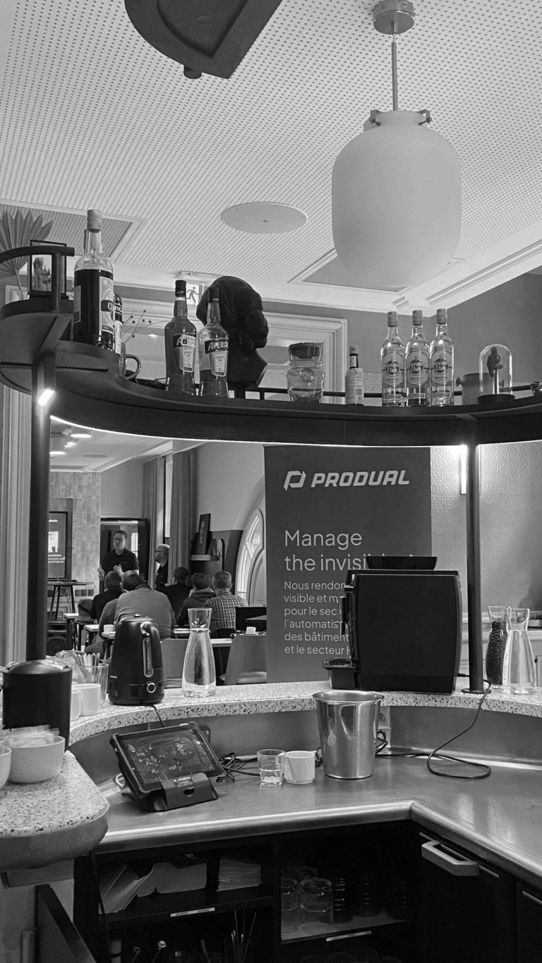 Kakémono Produal installé derrière le bar du Drunky Stork Social Club, pendant la journée d’étude de la marque (photo en noir et blanc)