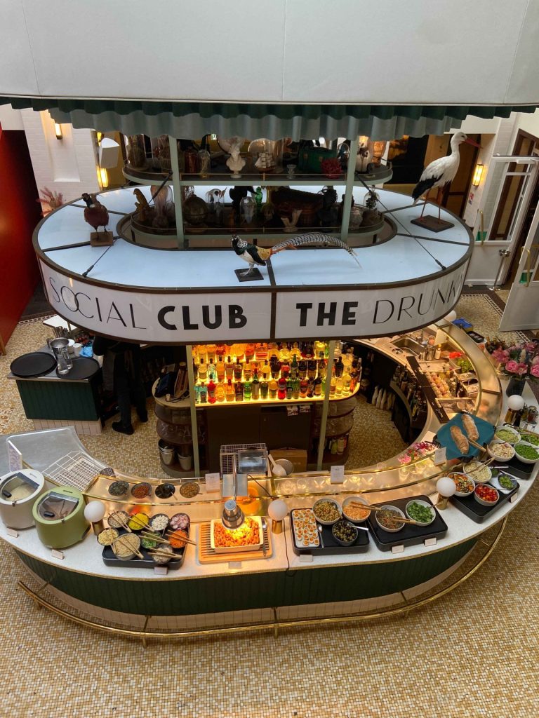 Bar circulaire du Drunky Stork Social Club et buffet du cocktail déjeunatoire de la journée d’étude Produal