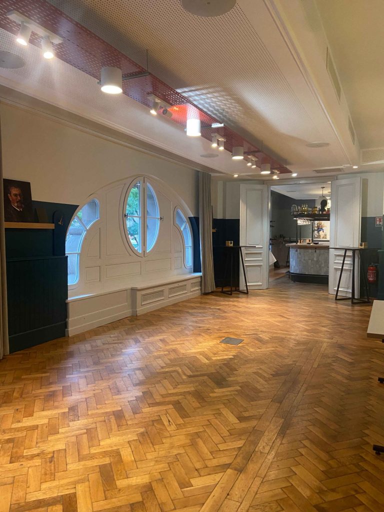 Salle du Drunky Stork Social Club encore vide, avec son parquet et ses fenêtres rondes, prête pour la journée d’étude Produal organisée par Weevup
