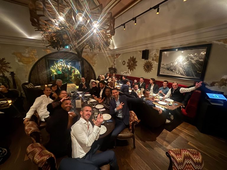 Collaborateurs de Norman K réunis autour d’une grande table au Coya, pour la soirée qui a suivi leur journée d’étude