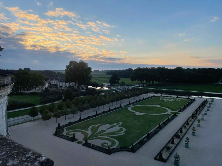 Jardin à la française d’un château au coucher du soleil, vu depuis la terrasse, lors du séminaire annuel Generali