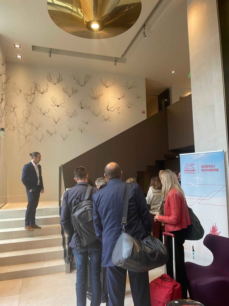 Dirigeants de Generali accueillis à leur arrivée, valises à la main, pour leur séminaire annuel