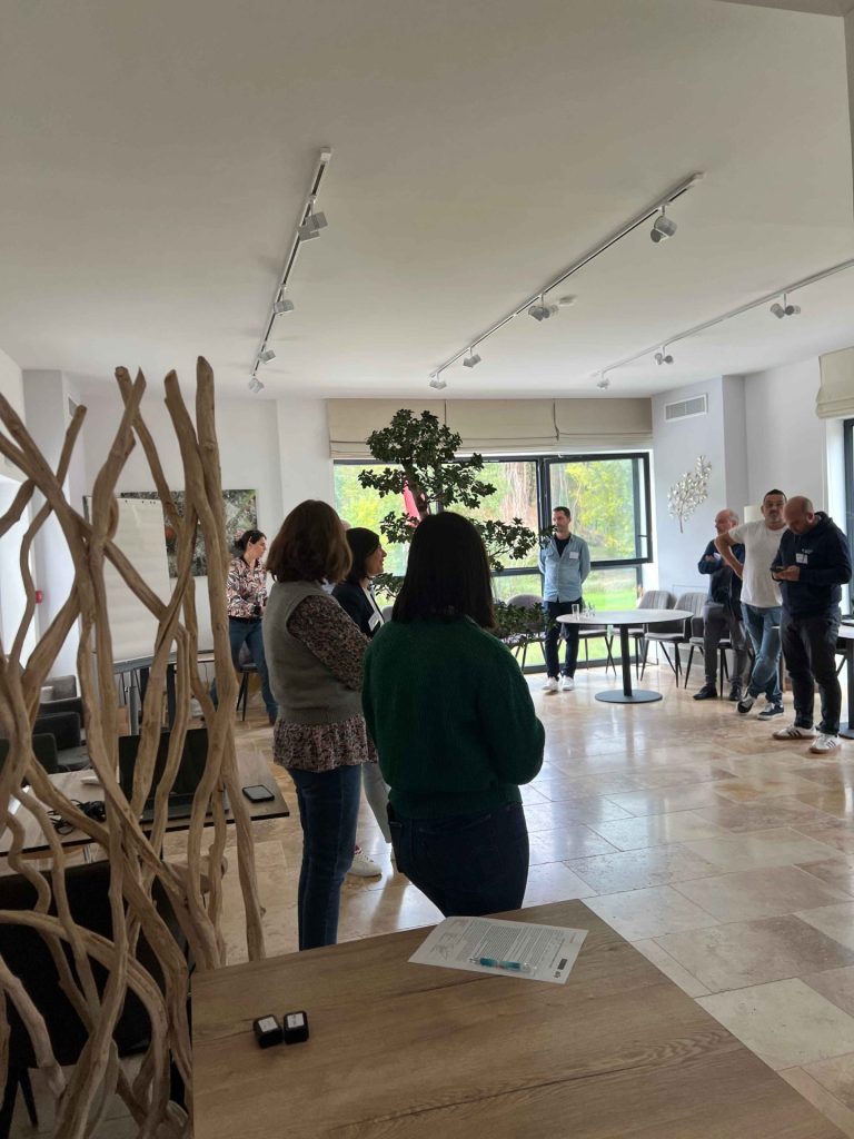 Participants du séminaire Pacific réunis dans une salle lumineuse aux grandes baies vitrées, pendant leurs ateliers au domaine de Ribiera, en Provence