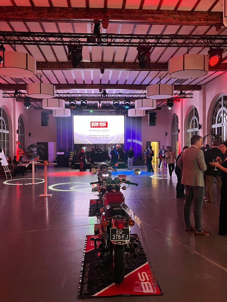 Moto d’exception mise en scène dans la salle de l’Orangerie d’Auteuil pendant la soirée de passation Cofinas organisée par Weevup