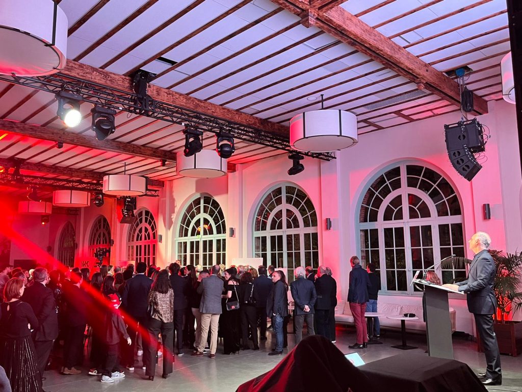 Discours au pupitre devant les invités de la soirée de passation Cofinas, à l’Orangerie d’Auteuil