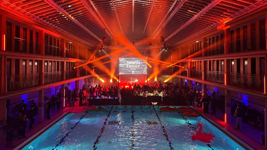 Dîner de remise de prix Scalian au-dessus du bassin du Molitor, éclairé de rouge et d’orange, lors d’une soirée d’entreprise organisée par Weevup