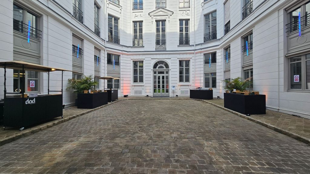 Cour des bureaux de Coty avant la Summer Party organisée par Weevup, avec des stands de restauration décorés de plantes