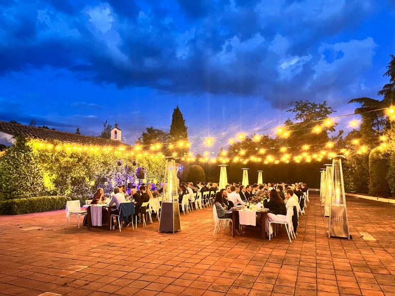 Soirée flamenco du séminaire de Cherry Ventures près de Barcelone : dîner en terrasse, longues tables dressées sous des guirlandes lumineuses, au crépuscule