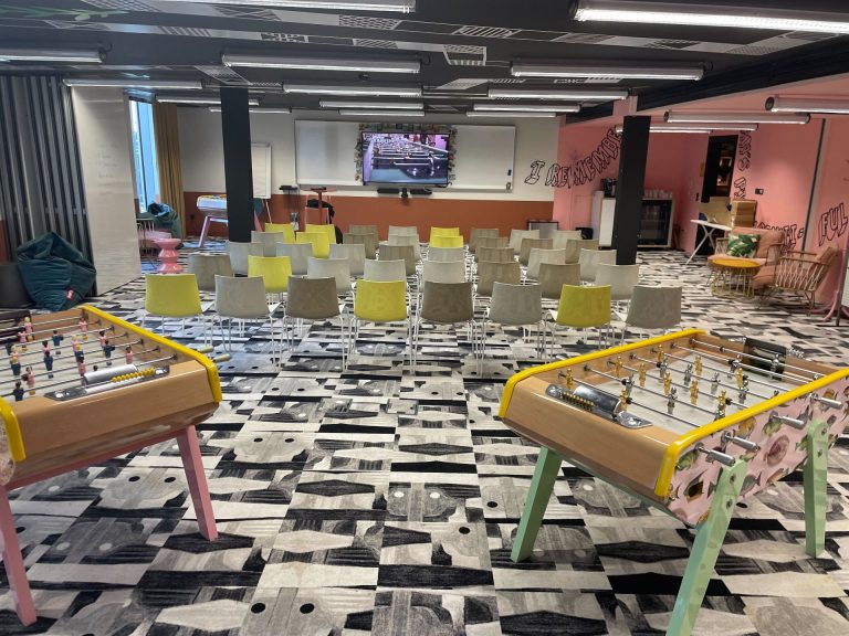 Salle de conférence avec babyfoots, prête pour une étape du roadshow Parthena