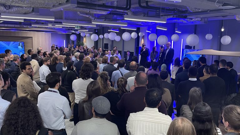Collaborateurs de Scalian réunis sous un éclairage bleu et des ballons blancs, pour le kick-off annuel dans leurs locaux de Neuilly