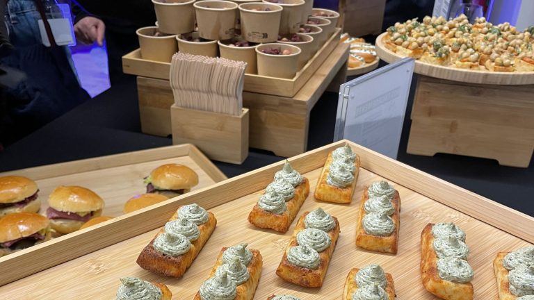 Mini-burgers et bouchées du cocktail servi pendant le kick-off de Scalian, dans ses locaux de Neuilly-sur-Seine