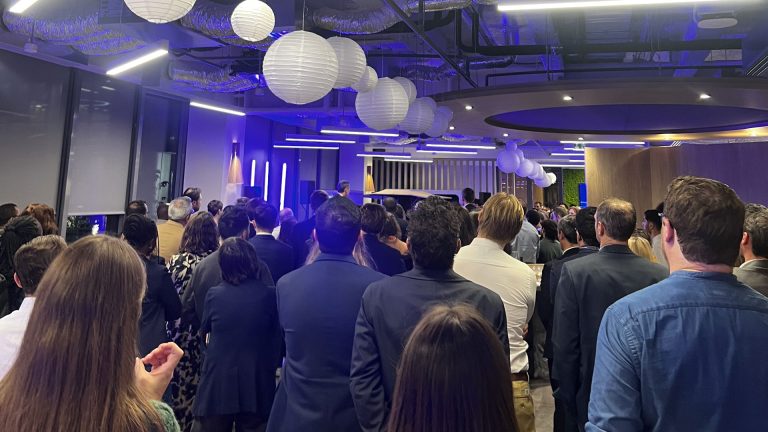 Collaborateurs de Scalian réunis sous des lanternes blanches pour leur kick-off annuel, dans leurs locaux de Neuilly-sur-Seine