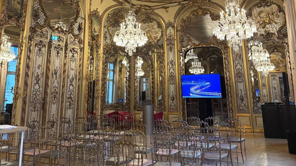 Salon aux lustres en cristal de la Maison Baccarat préparé pour la soirée SSGA