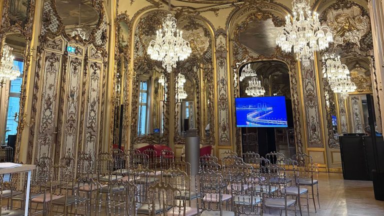 Salon aux lustres en cristal de la Maison Baccarat préparé pour la soirée SSGA