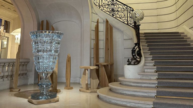Entrance hall of the Maison Baccarat with a giant crystal vase and a sweeping staircase, venue of the SSGA evening