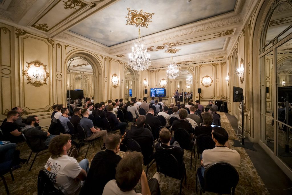Session dans un salon à lustres de cristal, pendant la convention du Groupe Positive au Plaza Hotel de Bruxelles