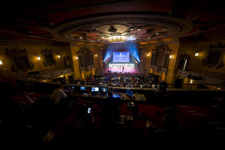 Salle de spectacle vue depuis le balcon, régie au premier plan, pendant la convention du Groupe Positive à Bruxelles