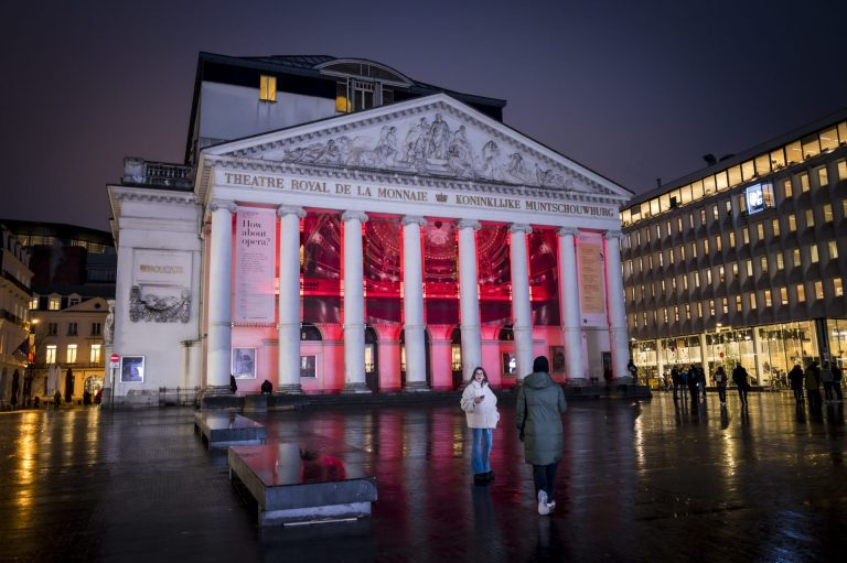 Place de la Monnaie illuminée le soir, dans le centre de Bruxelles
