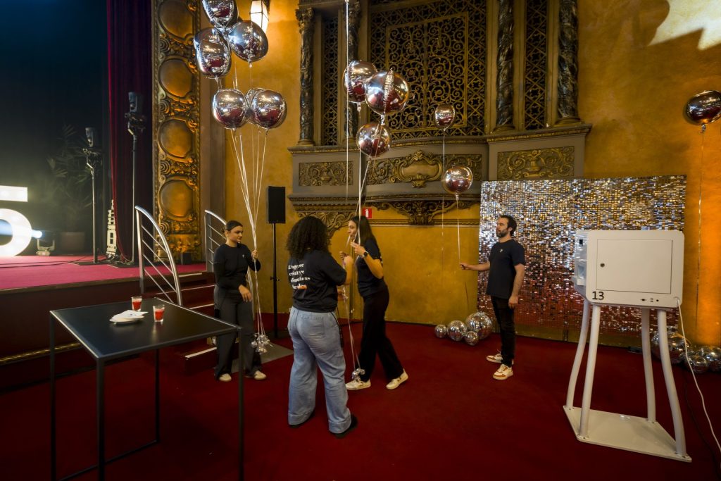 Installation d’un décor de ballons argentés dans une salle de spectacle, lors de la convention du Groupe Positive à Bruxelles organisée par Weevup
