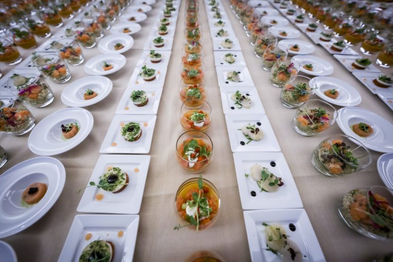 Entrées et verrines dressées en longues rangées pour un repas de la convention du Groupe Positive à Bruxelles
