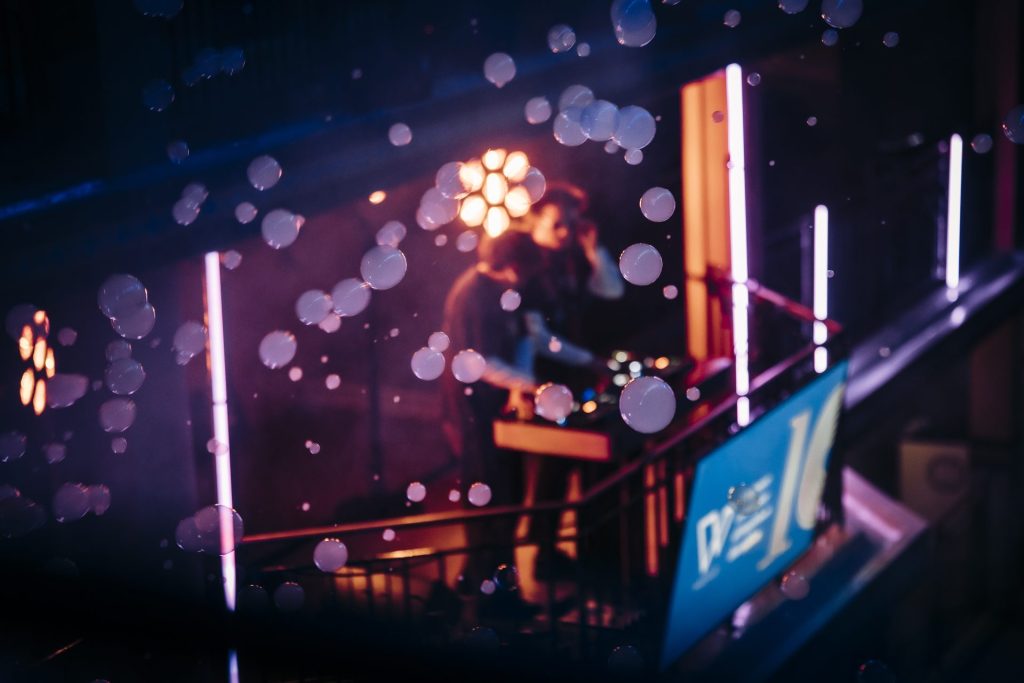 DJ set sur une coursive du Molitor, entre néons et bulles, pendant la soirée anniversaire des 10 ans de Weevup