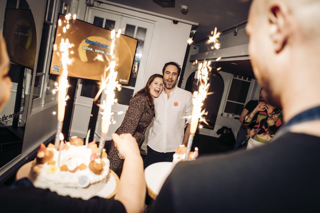 Gâteaux et bougies étincelles pour le moment anniversaire de la soirée des 10 ans de Weevup au Molitor