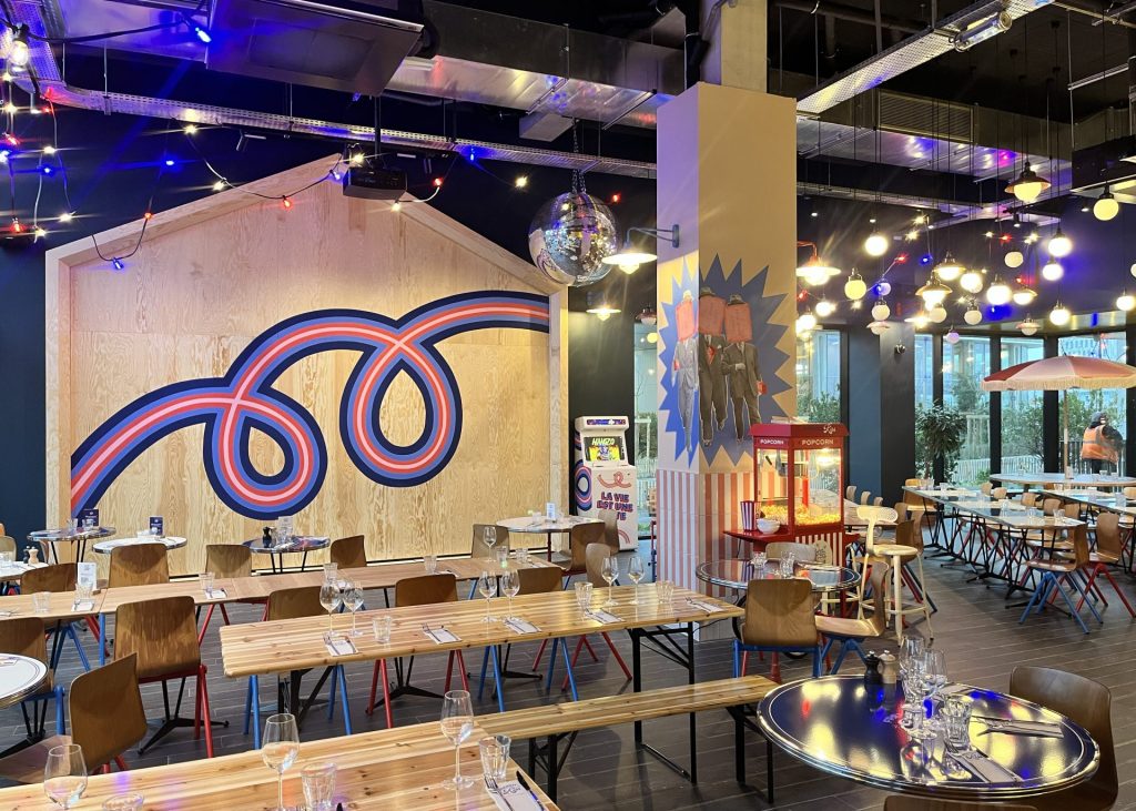 Salle de l’EKLO Hôtel de Nantes dressée pour la soirée d’ELO Énergie, avec tables en bois, fresque en spirale et boule à facettes, événement organisé par Weevup