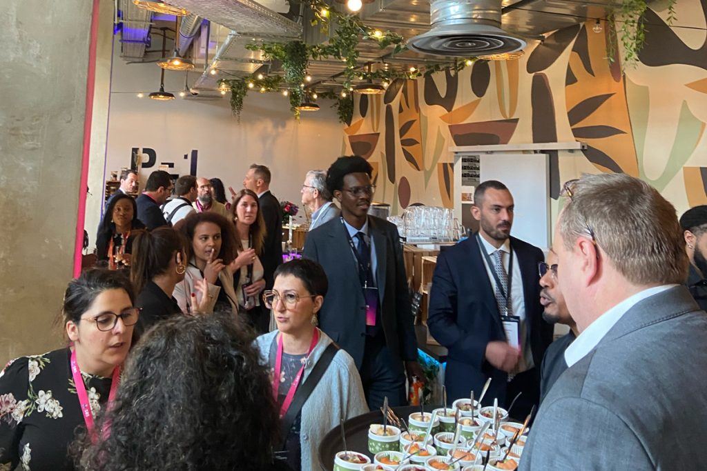 Participants de SBS Connect, badge autour du cou, qui échangent autour d’un plateau de verrines pendant la journée d’étude organisée par Weevup