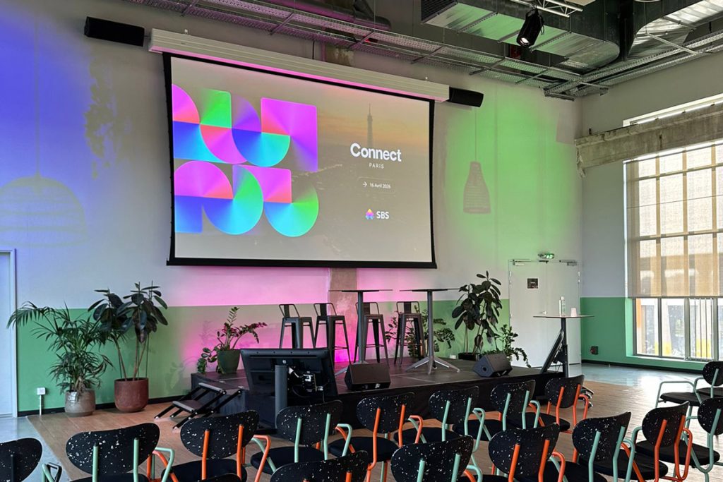 Salle en configuration théâtre, chaises alignées face à l’écran SBS Connect, avant une séance de la journée d’étude organisée par Weevup au Comet Arboretum