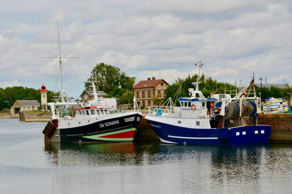 Chalutiers amarrés dans l'avant-port de Honfleur, près du petit phare à lanterne rouge