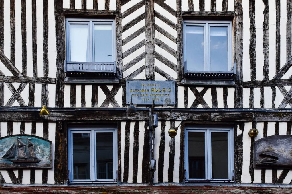 Façade à colombages de la maison natale d'Alphonse Allais à Honfleur