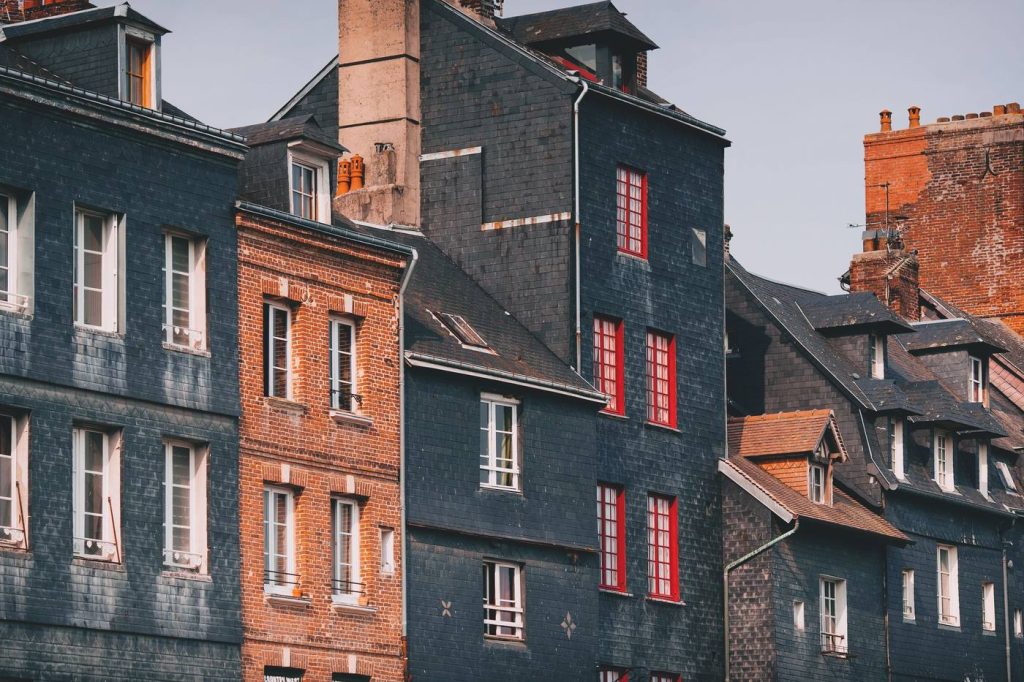 Hautes façades d'ardoise et de brique du quai Sainte-Catherine à Honfleur