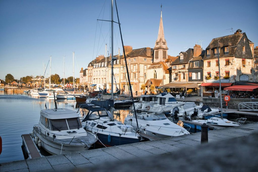 Bateaux amarrés devant l'église Saint-Étienne de Honfleur en fin de journée