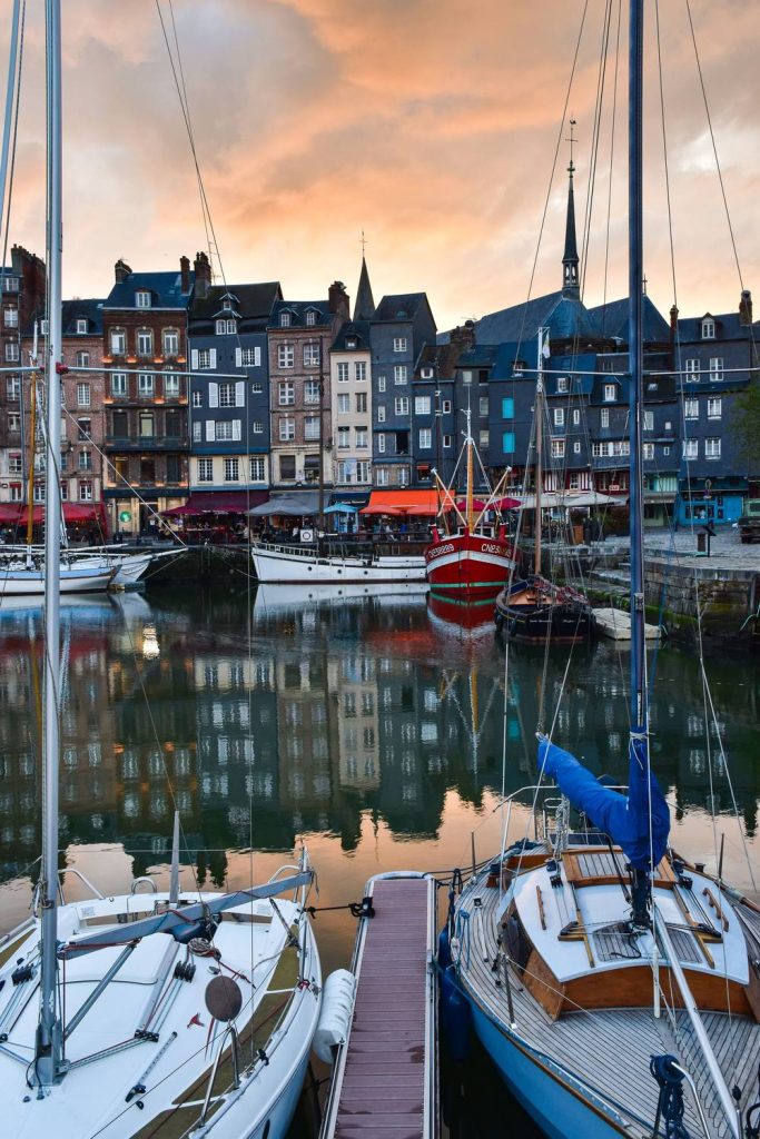 Ponton entre deux voiliers face au Vieux Bassin de Honfleur au coucher du soleil