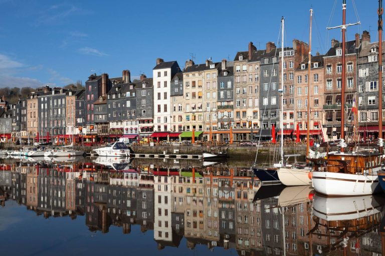 Le Vieux Bassin de Honfleur au petit matin, les maisons du quai Sainte-Catherine reflétées dans l’eau