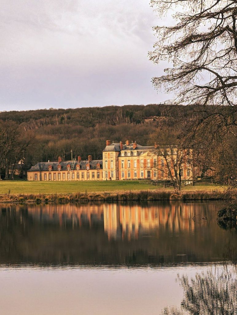 Le château de Chamarande, dans l’Essonne, se reflète dans l’étang du parc en automne
