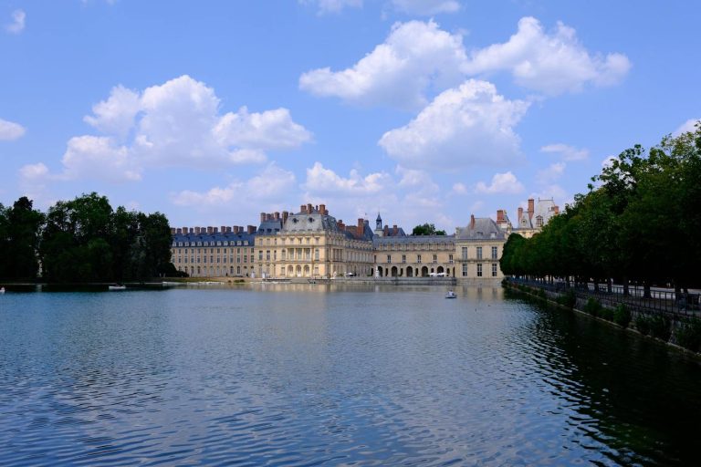 Le château de Fontainebleau vu depuis l’étang aux Carpes, en Seine-et-Marne