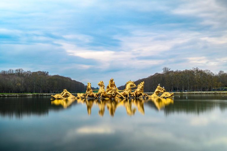 Statues dorées d’un bassin des jardins du château de Versailles