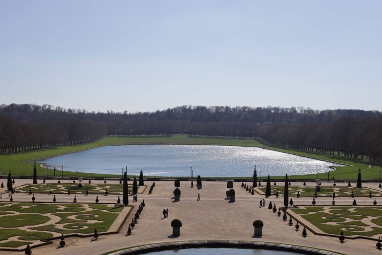 Les jardins à la française et le Grand Canal du château de Versailles, dans les Yvelines