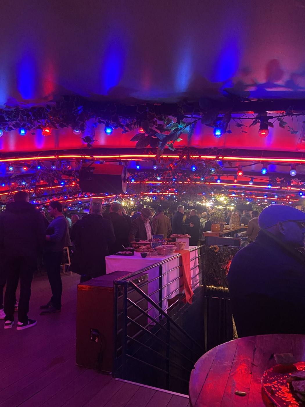 Invités de la soirée post-salon Hanwha, organisée par Weevup, réunis autour du buffet à bord de la péniche River's King, sous des guirlandes lumineuses rouges et bleues