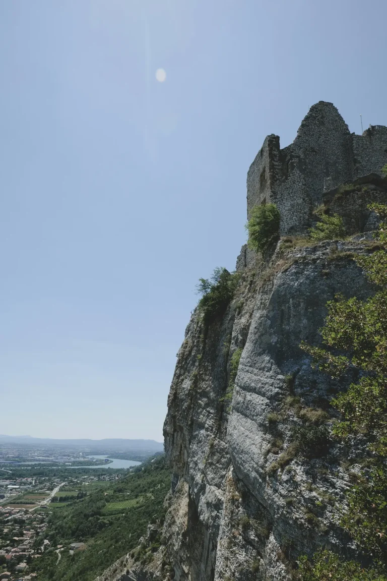 Les ruines du château de Crussol au sommet de leur falaise, au-dessus de la vallée du Rhône