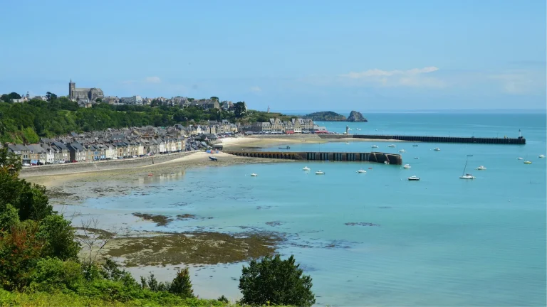 Cancale, son port et ses bateaux au mouillage dans la baie, vus depuis les hauteurs, par une journée ensoleillée