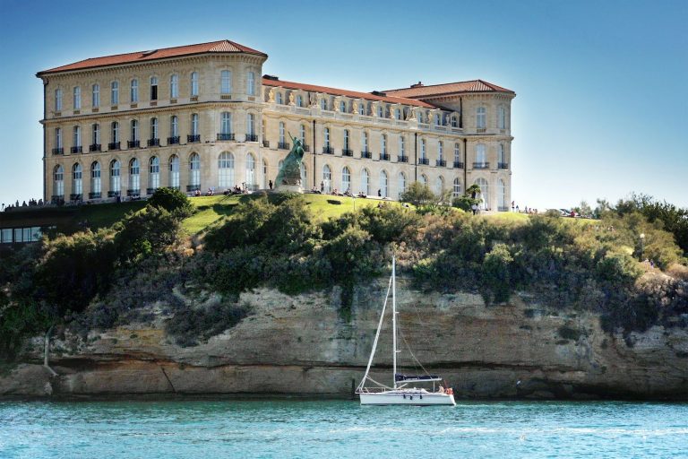 Le palais du Pharo dominant la mer à l’entrée du Vieux-Port de Marseille