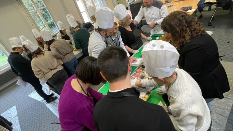 Équipe R&D de Bio-Rad en toques autour des planches du challenge culinaire, dans ses locaux de Marnes-la-Coquette