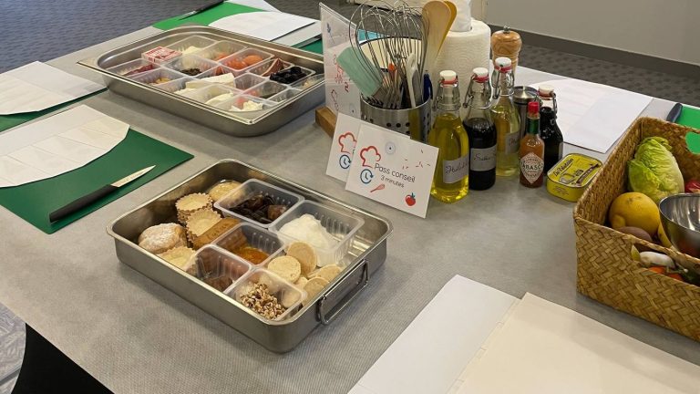 Poste préparé pour le challenge culinaire de Bio-Rad à Marnes-la-Coquette : bacs d’ingrédients, ustensiles, huiles et panier de légumes