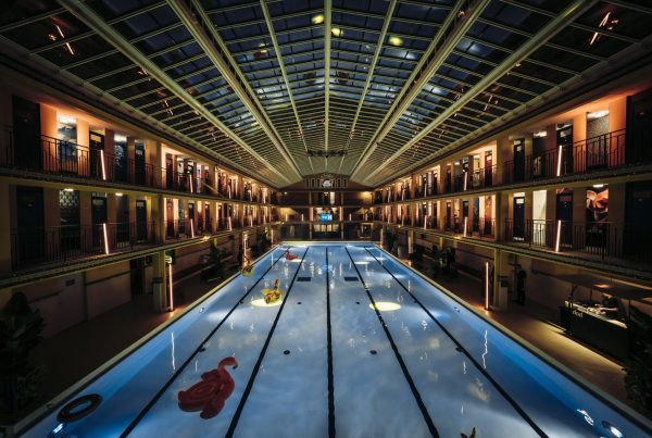 Bassin intérieur du Molitor sous sa grande verrière, bordé de deux étages de coursives éclairées, pendant la soirée des 10 ans de Weevup